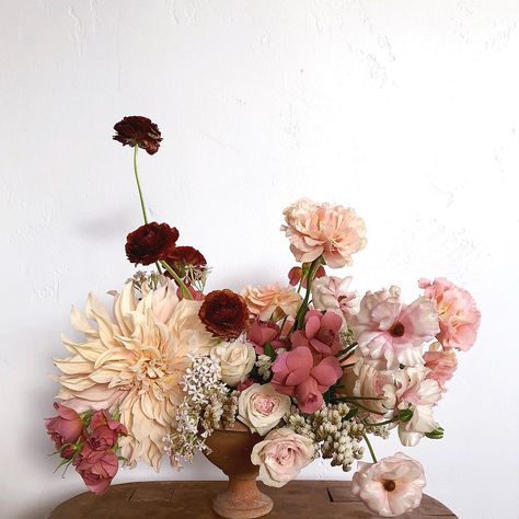 The Dainty Lion on Instagram: “Shades of lipstick” Elegant Bouquet, Wedding Flower Inspiration, Bouquet Arrangements, Floral Arrangements Wedding, Wedding Arrangements, Wedding Weekend, Flower Beauty, Flower Centerpieces, Centerpiece Decorations