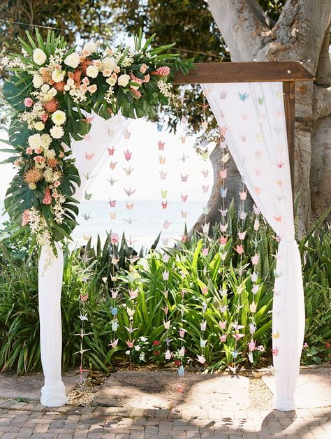 Curtain Draping, Wood Wedding Arch, Wedding Origami, Paper Crane Wedding, Crane Wedding, Wood Wedding Arches, Wedding Themes Outdoor, Aloha Wedding, Origami Cranes