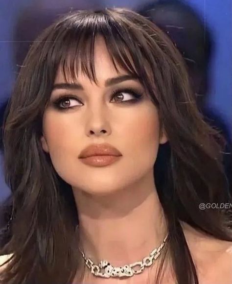 Italian Makeup Looks Monica Bellucci, Monica Belluci Makeup, Monika Belluci, Italian Makeup Looks, Monica Bellucci Makeup, Italian Makeup, Bombshell Makeup, Rare Features, Brown Hair Inspo