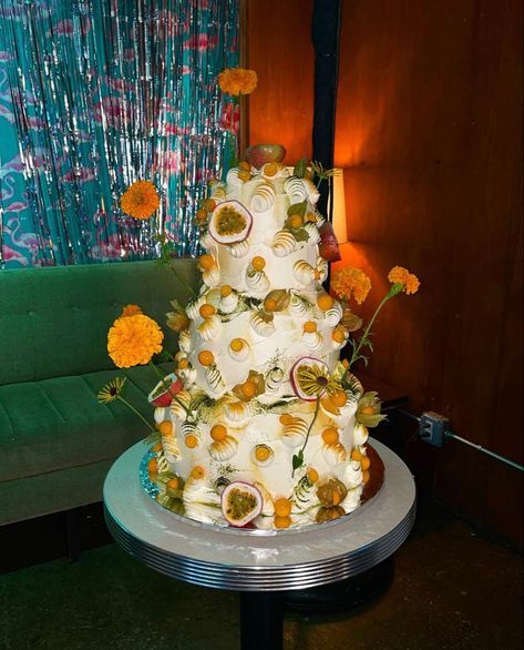 Mossy Wedding, Dholki Ideas, Mango Curd, Orange Wedding Cake, Fruit Wedding Cake, Restaurants In Paris, Mango Cake, Paris Restaurants, Cute Birthday Cakes