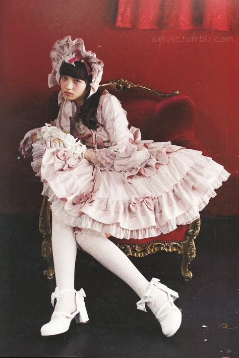 https://twitter.com/konichan7pics/status/1049539828629397504/photo/2 Japanese Lolita Fashion, Lolita Outfits, Japanese Street Fashion, J Fashion, Pose Reference Photo, Harajuku Fashion, Lolita Dress, Gothic Lolita, Visual Kei