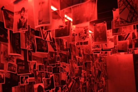 Neon Rouge, Red Rooms, Life Is Strange, Aesthetic Colors, Dark Room, Bedroom Aesthetic, Red Aesthetic, Homestuck, Red Light