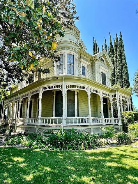 The Kaehler-Rector House, 1891 Queen Anne style in Merced, California Queen Anne Cottage House Plans, Queen Anne House Floor Plans, Queen Anne Style House, Merced California, Queen Anne Revival, Queen Anne Mansion, Queen Anne Victorian House, Multigenerational Living, Queen Anne House