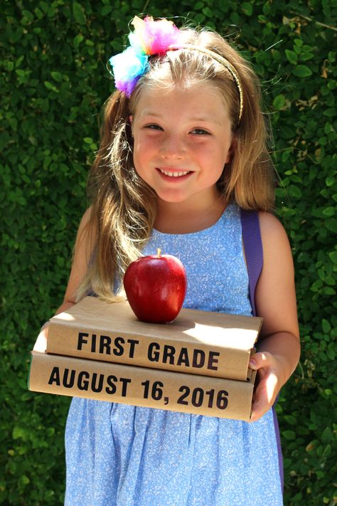 back to school photo ideas | jane can School Picture Day Photoshoot, Easy Mini Session Ideas, 1st Day Preschool Sign Photo Ideas, 1st Grade Picture Ideas First Day Of, First Day Picture Ideas, First Grade Photo Shoot, Back To School Photo Props Diy, First Day Of Kindergarten Photo Ideas, Homeschool Picture Day Ideas