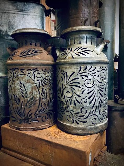 Old Milk Can Ideas Front Porches, Milk Can Decor, Painted Milk Cans, Antique Milk Can, Old Milk Cans, Garden Decor Diy, Diy Craft Ideas, Diy Porch, Garden Decor Projects