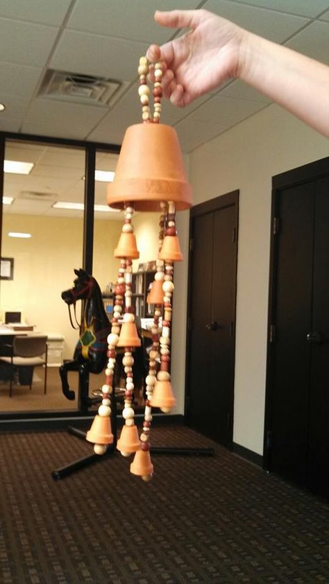 Wind chime made with clay pots and beads. Terracotta Pot Wind Chimes, Carillons Diy, Pot Craft, Clay Pot Projects, Flower Pot People, Pot People, Flower Pot Art, Terra Cotta Pot Crafts, Pot Crafts