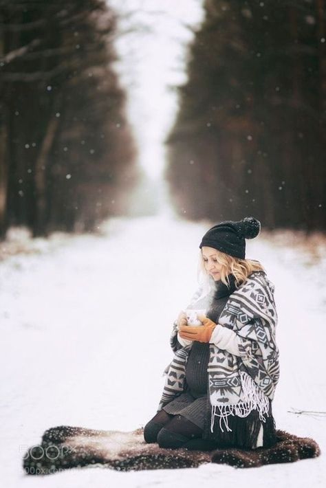 The Prettiest Winter Maternity Photoshoot Ideas - Tulamama Winter Pregnancy Photoshoot, Winter Maternity Pictures, Winter Maternity Shoot, Maternity Photography Winter, Winter Pregnancy, Winter Maternity Photos, Belly Pics, Winter Maternity Outfits, Chaleco Casual