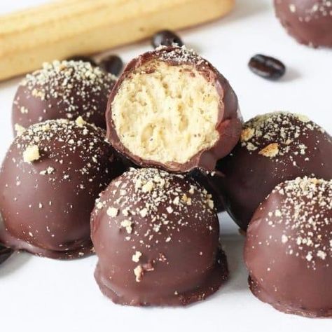 sheet Tiramisu Truffles, No Bake Tiramisu, Truffle Recipe Christmas, No Bake Truffles, Italian Biscuits, Chips Dip, Dessert Truffles, Christmas Truffles, Cheesecake Dip