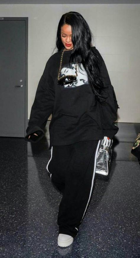 Rihanna Love, Rihanna Outfits, Rihanna Looks, Well Dressed Women, Sweatpants Outfit, Aesthetic Fits, Tomboy Outfits, Streetwear Fashion Women, Wardrobe Style