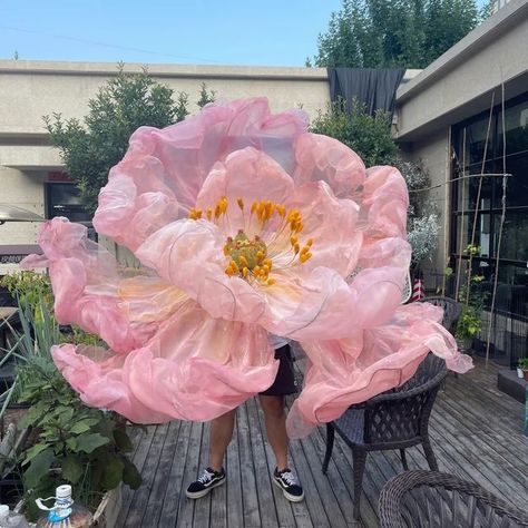 Giant Flower Arrangement, Large Flower Sculpture, Giant Flower Sculpture, Giant Silk Flowers, Big Flower Decorations, Diy Crepe Paper Flowers Tutorials, Giant Standing Flowers, Giant Fabric Flowers, Giant Tissue Flowers