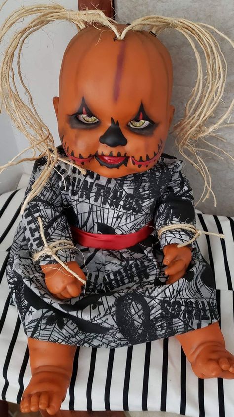 Creepy Doll Halloween, Painted Objects, Fun Diy Halloween Decorations, Creepy Baby Dolls, Dekorasi Halloween, Casa Halloween, Labu Halloween, Halloween Pumpkin Designs, Creepy Halloween Decorations