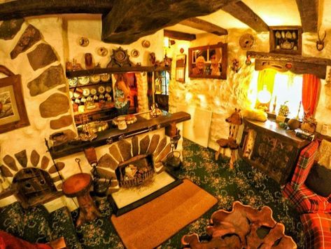 Hobit Houses, Houses Inside, Tree Trunk Table, Wooden Toilet Seats, Unusual House, Casa Hobbit, Wooden Beams Ceiling, Trunk Table, Hobbit Hole