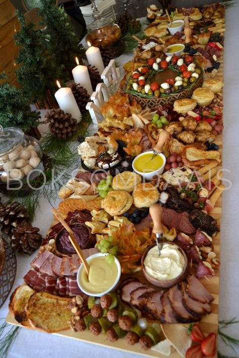 Party Food Ideas Christmas, Party Snacks Christmas, Christmas Party Desserts, Party Food Christmas, Christmas Party Recipes, Christmas Party Buffet, Christmas Party Dessert, Christmas Party Finger Foods, Christmas Buffet Table