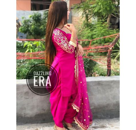 Printed Suits Design Indian, Patiala Suit Salwar, Punjabi Patiala Suit, Indian Dresses For Girls, Custom Design Dress, Suit Indian, Haldi Outfits, Mehendi Outfits, Suit Salwar