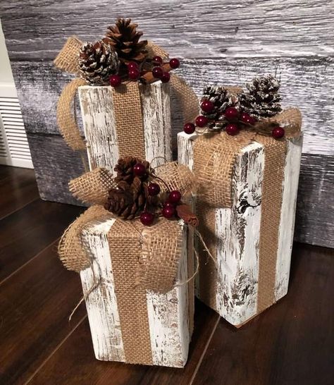 Rustic Christmas Crafts, Christmas Crafts Diy Projects, Halloween Wood Crafts, Pallet Christmas Tree, Wooden Christmas Crafts, Handmade Christmas Crafts, Country Christmas Decorations, Christmas Themes Decorations, Christmas Signs Wood