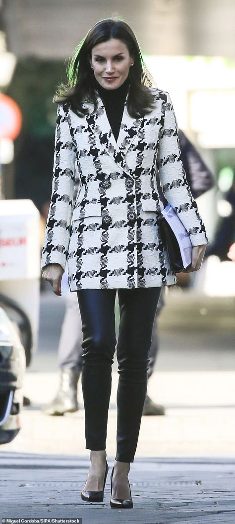 Vibrant Outfits, Queen Letizia Style, Spain Fashion, Estilo Real, Queen Of Spain, Fast Fashion Brands, Chic Blazer, Power Dressing, Houndstooth Blazer