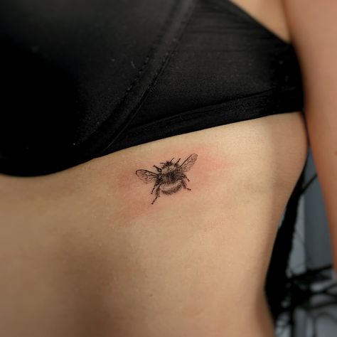 #tattoo #tinytattoo #blacktattoo #microrealism #microrealismtattoo #beetattoo #bumblebeetattoo #firsttattoo Bumble Bee Tattoo, Bee Tattoo, Realism Tattoo, First Tattoo, Tiny Tattoos, Tattoo On, Black Tattoos, Bumble Bee, Bee