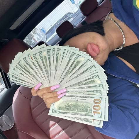 Baddie Holding Money, Kitra Bell, Girl With Money, Money Motion, Money Pfp, Girl Luxury Lifestyle, Saving Money Chart, Wealthy Woman, Work For Yourself