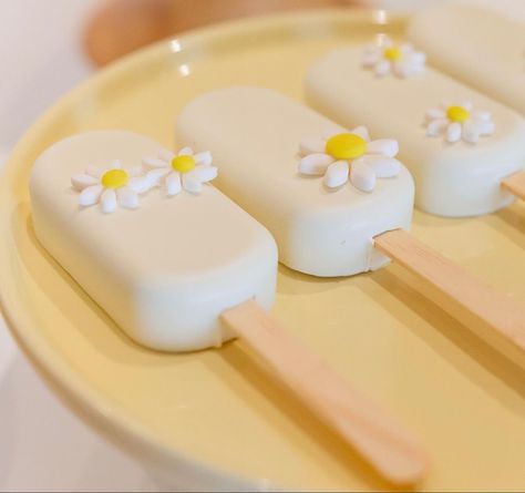 Daisy Themed Sweet 16, Daisy Themed Cakesicles, Daisy Themed Desserts, Daisy Cakesicles, Daisy Cakepops, Daisy Cake Pops, 1st Birthday Foods, Daisy Birthday Party, Rodjendanske Torte