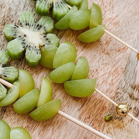 Ozark Charcuterie on Instagram: "Some fun fruit food styling 🤩 add these to your next charcuterie board or kids’ lunch! *gloves not worn due to food only being used for content purposes* - - - #fruit #foodstyling #foodstylist #charcuterie #fruitlover #kiwifruit #grapes #fruitflowers #fruitarian #fruitart #fruitartist #fruitfiesta #fruitlovers #lunchideasforkids #nwa #northwestarkansas #nwasmallbusiness" Fruit Charcuterie Board Ideas, Charcuterie Box, Fruit Sticks, Fun Fruit, Strawberry Kiwi, Charcuterie And Cheese Board, Fruit Food, Fruit Flowers, Green Fruit