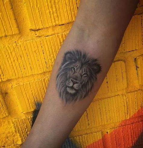 24 Small Lion Tattoo Designs and Ideas That Will Inspire You Natur Tattoo Arm, Crown Tattoos For Women, Small Lion Tattoo, Lion Art Tattoo, Tato Minimal, Tato Jari, Best Tattoo Ever, Tattoo Lion, Pola Tato