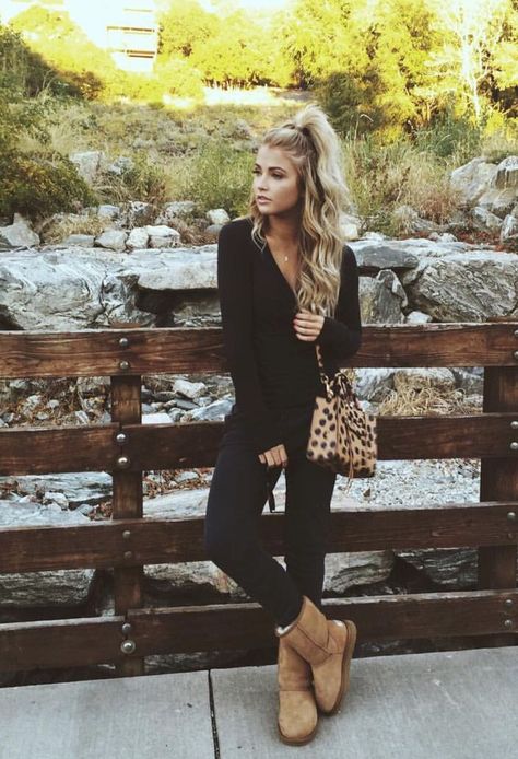 brown uggs and all black outfit                                                                                                                                                      More Winter Fashion College, Ugg Boots Outfit, Look Legging, Ugg Winter Boots, Dressing Ideas, Street Outfits, Mode Tips, Uggs Outfit, Comfy Outfit