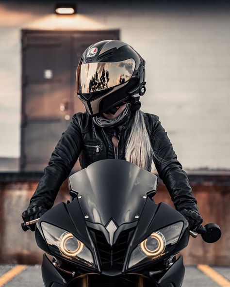 🇨🇦 East Coaster in The Falls on Instagram: “Kinda classy, kinda hood⁣ ✨ ⁣ ⁣ ⁣ 📸 @capturedbysage⁣ ⁣ ⁣ ⁣ ⁣ #girlswhoride #bikerchick #bikerbabe #bikerchicksofinsta #yamahar6 #teamyamaha…” Bike Ride Quotes, Motorbikes Women, Motorcycle Photo Shoot, Xe Ducati, Kinda Classy Kinda Hood, Womens Motorcycle Helmets, Motocross Love, Image Moto, Biker Photoshoot