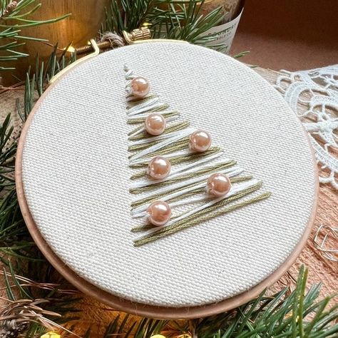 Embroidery Designs For Christmas, Embroidered Christmas Tree Ornaments, Christmas Tree Embroidery Patterns, Easy Christmas Embroidery, Tree Embroidery Pattern, Back Stitch Embroidery, Christmas Embroidery Ideas, Room Embroidery, Embroidery Hoop Christmas