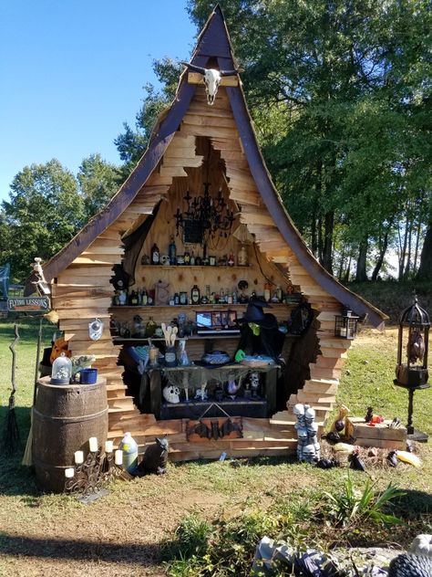 My witch house made from  corn crates and plywood! Halloween Outside, Adornos Halloween, Halloween Yard, Witch House, Theme Halloween, Halloween Inspiration, Halloween Deco, Halloween Props, Monsters Inc