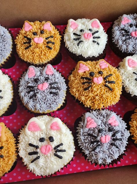 Cat Themed Baked Goods, Kitten Cupcakes For Kids, Kitty Cupcakes For Kids, Cat Themed Cupcakes, Cat Cupcakes Ideas, Decorated Desserts, Cat Cakes, Kitty Cupcakes, Cat Themed Parties