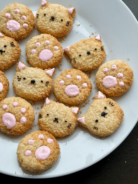 Cat Paw Cookies, Cute Cookie Recipes, Cookies Coconut, Paw Cookies, Asian Side Dishes, Maid Cafe, Cat Cookies, Shaped Cookies, Wafer Cookies