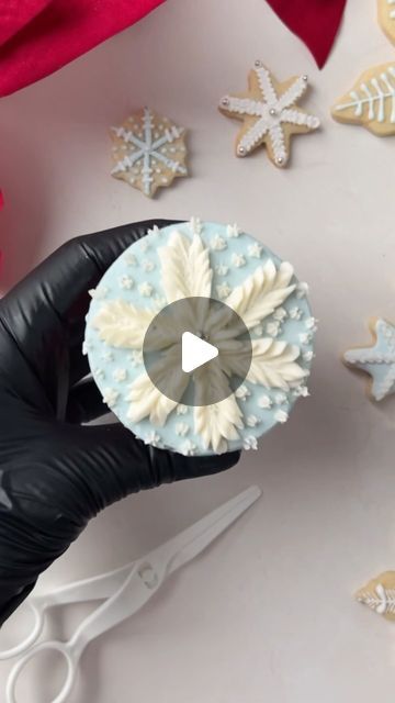 𝐀𝐧𝐠𝐞𝐥𝐚 𝐏𝐫𝐢𝐧𝐚 𝐁𝐥𝐢𝐬𝐬 on Instagram: "Buttercream snowflake cupcakes or cookies ❄️ If you draw lines on your cupcake or cookie before you pipe the petal sections, you have a much better chance of it coming out even and really looking like a snowflake. I just used my petal tip to draw it, but you can use whatever you like or even trace it with a toothpick. Then just focus on each line as you pipe, and you’ll have a gorgeous design when you’re through! 🩵🤍🩵  Sorry about those choppy transitions btw🌊Thought I’d try something new, but nope-1I’m switching back! 🤦🏻‍♀️  #SnowflakeCupcakes #SnowflakeCookies #SnowflakeCake #ChristmasFlowers #HolidayTreats #CupcakeDecorating #cupcakedecoratingvideo #FlowerPiping #ChristmasCakes #ChristmasCookies #HolidayCookies #CookieDecorating #Wi Snowflake Cupcakes, Winter Cupcakes, Piping Buttercream, Snowflake Cake, How To Make Snowflakes, Edible Pearls, White Buttercream, Holiday Cupcakes, Snowflake Cookies