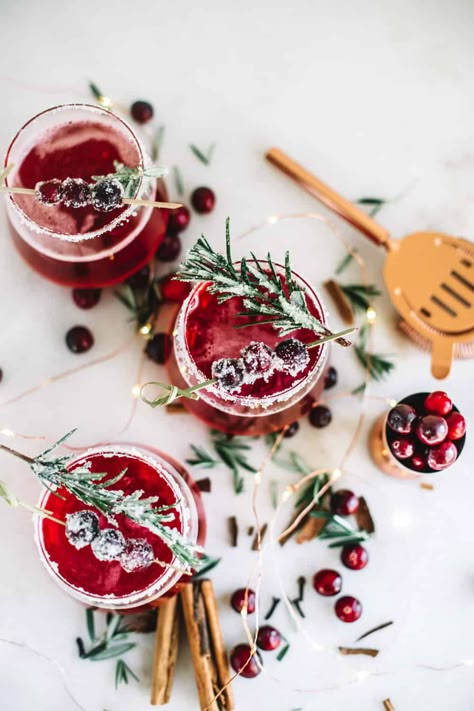 This Mrs. Claus cocktail is filled with things that totally make me envision what Mrs. Claus would drink. Like, this is her cocktail like margaritas are my cocktail. It’s a sweet, tarty, spicy and very colorful! This easy Christmas cocktail is a blend of cranberry juice, whiskey, cinnamon sticks and more! Cranberry Whiskey Cocktail, Cranberry Mocktail, Christmas Cocktails Easy, Festive Holiday Cocktails, Whisky Cocktail, Christmas Cocktail Party, Whisky Cocktails, Whiskey Cocktail, Cranberry Cocktail