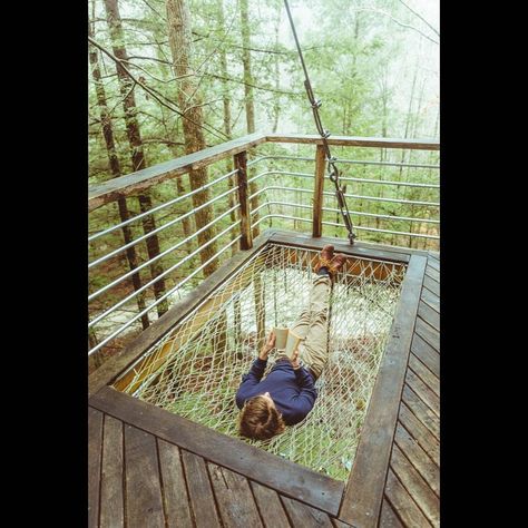 Time in a net. | photo by @forestwoodward | #treehouserental Tree House Rentals, Diy Treehouse, Beautiful Tree Houses, Tree House Plans, Tree Fort, Tree House Diy, Tree House Kids, Cool Tree Houses, Tree House Designs