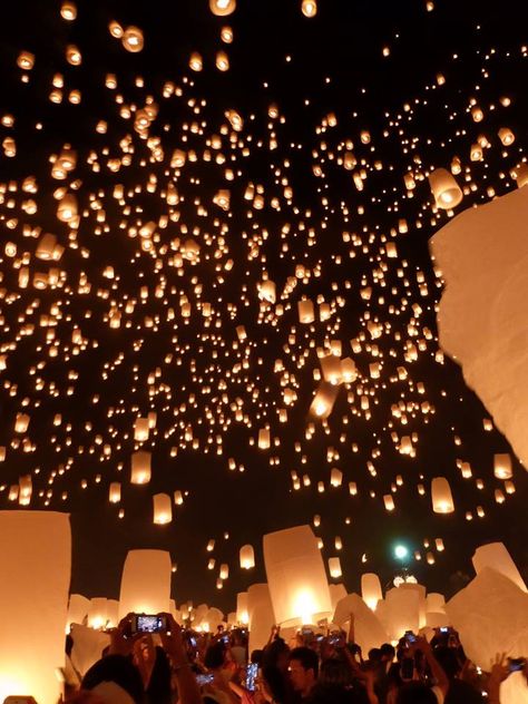 Yee Peng, Festival of lights Chiang Mai, Thailandia. Thailand Light Festival, Chiang Mai Thailand Lantern Festival, Chiang Mai Thailand Aesthetic, Festival Astethic, Thailand Lantern Festival, Lantern Festival Aesthetic, Festival Aesthetic, Floating Lanterns, Rise Festival