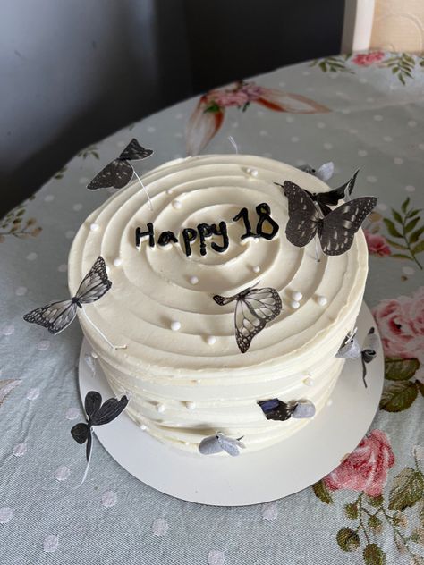 Simple 17 Birthday Cake, Aesthetic 18th Birthday Cake Ideas, Mini 18th Birthday Cake, Bizcocho Aesthetic, Small 18th Birthday Cake, Simple 18th Birthday Cake Ideas, 18th Birthday Cake Simple, Cake Ideas For 18th Birthday, Birthday Cake Aesthetic Butterfly