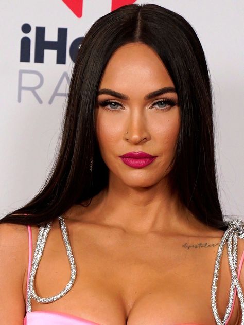 Fox Actress, Megan Fox Makeup, Megan Fox Hair, Holiday In The Sun, Megan Fox Photos, Famous People Celebrities, Megan Denise Fox, Brown Hair Blue Eyes, Celebrity Faces