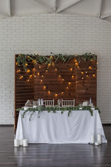 Wedding Backdrop Design Wood, Sweetheart Table Wood Backdrop, Head Table Pallet Backdrop, Backdrop Behind Cake Table, Wood Wedding Backdrop Head Table, Main Table Backdrop Ideas, Wedding Cake Table Backdrop Ideas, Sweet Heart Table Back Drop, Wedding Backdrop Sweetheart Table