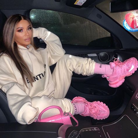 CHELO on Instagram: “Don’t loose your Rider .... entertaining these passengers 💘” Balenciaga Tracksuit Outfit, Pink Tracksuit Outfit, Balenciaga Track Outfit, Bonnet Lacoste, Gallery Dept Hoodie, Gallery Dept Shirt, Balenciaga Tracks, Track Outfits, Essentials Clothing