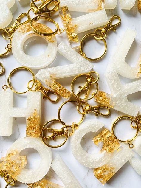 White And Gold Resin, Resin Alphabet, Resin Letter Keychain, Diy Resin Keychain, Epoxy Art, Fun Factory, Resin Jewelry Diy, Resin Keychain, Resin Ideas