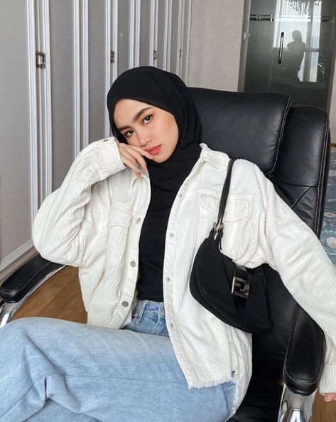 Outfit Hijab Sweater, Muslimah Fashion Outfits Casual, Ootd Ngampus, Outfit Ngampus, Blazer Sweater, Cream Outfit, Hijab Fashion Summer, Jeans Cardigan, Estilo Hijab