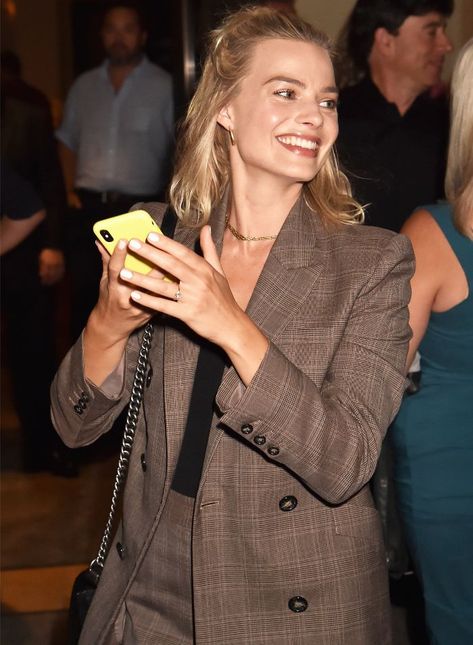 Margot Robbie Is Making Us Want This $200 Zara Suit Margot Robbie Short Hair, Margot Robbie Style, Zara Suits, Margot Robbie Harley Quinn, Margot Robbie Harley, Chic Short Hair, Outfit Look, Girl Crushes, Margot Robbie