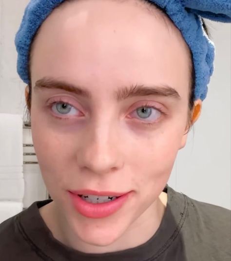 Billie Eilish Skincare, Billie Eilish Without Makeup, Billie Eilish Eyebrows, Billie Eilish No Makeup, Billie Eilish Eyes, Doing Skincare, Vogue Beauty Secrets, Vogue Beauty, Eyebrow Tutorial