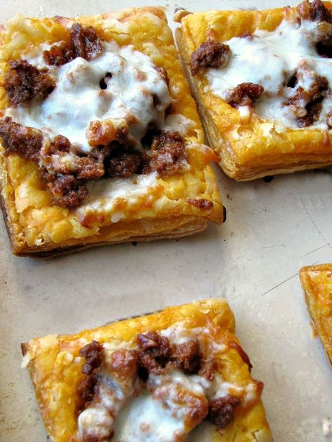 Recipes Using Puff Pastry, Puff Pastry Tarts, Awesome Appetizers, Mexican Chorizo, Crazy Kitchen, Mexican Appetizers, Chorizo Recipes, Puff Pastry Tart, Mexican Christmas