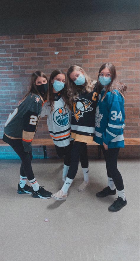 Cute Hockey Jersey Outfits, Style Hockey Jersey, Hockey Outfits For Women, Hockey Player Halloween Costume, Nhl Outfit, Hockey Jersey Outfit Woman, Hockey Halloween Costume, Hockey Player Costume, Aesthetic Hockey