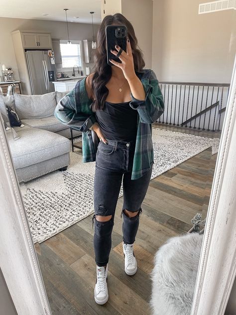 High Waisted Black Jeans Outfit, Jeans Outfit High Waisted, Black Corset Top Outfit, Black Ripped Jeans Outfit, Mom Fits, Casual Brunch Outfit, Corset Top Outfit, Chelsea Boots Outfit, Ripped Jeans Outfit