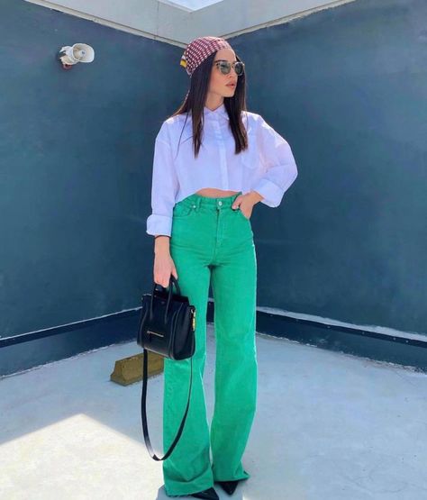 Green Jeans Outfit, Colored Jeans Outfits, Trendy Instagram Outfits, Colored Pants Outfits, Street Style Outfits Casual, Outfits Con Jeans, Color Blocking Outfits, Kleidung Diy, Jeans Outfits