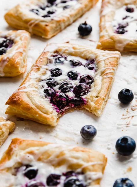 You can make a Blueberry Danish with a flaky puff pastry dough topped with a cream cheese mixture and fresh blueberries in just 20 minutes! It’s so easy, simply and delicious! Blueberry Danish Recipe, Blueberry Dinner, Danish Recipe Puff Pastry, Blueberry Danish, Cream Cheese Pastry, Danish Recipe, Sweet Potato Casserole Easy, Cream Cheese Danish, Puff Pastry Dough