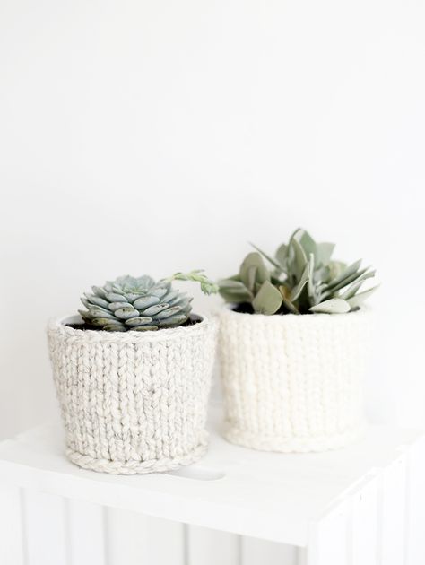 DIY Knit Planter Cover @themerrythought Knitted Decor, Planter Cover, Diy Knit, Diy Christmas Presents, Easy Knitting Projects, Plant Pot Decoration, Diy Flower Pots, Deco Floral, Knitting Gift