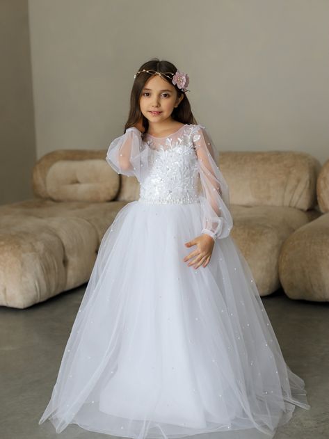 Dress For Girls 10-12, Designer First Communion Dresses, Flower Girl Dresses White, Communion Dresses Lace, First Holy Communion Dresses, Flower Girl Dress White, Bridesmaid Photoshoot, Holy Communion Dresses, Skirt Satin